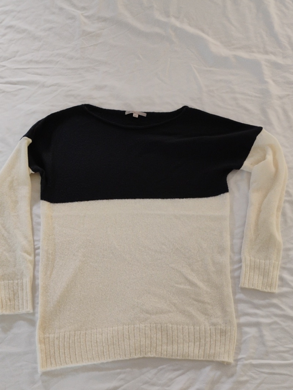 Gap Women's Navy and Cream Sweater